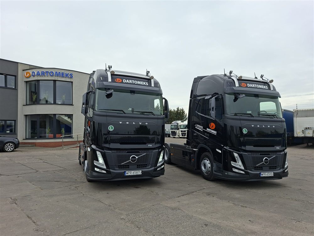 Ciągniki siodłowe Volvo FH przed siedzibą DARTOMEKS