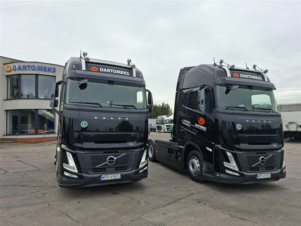 Ciągniki siodłowe Volvo FH przed siedzibą